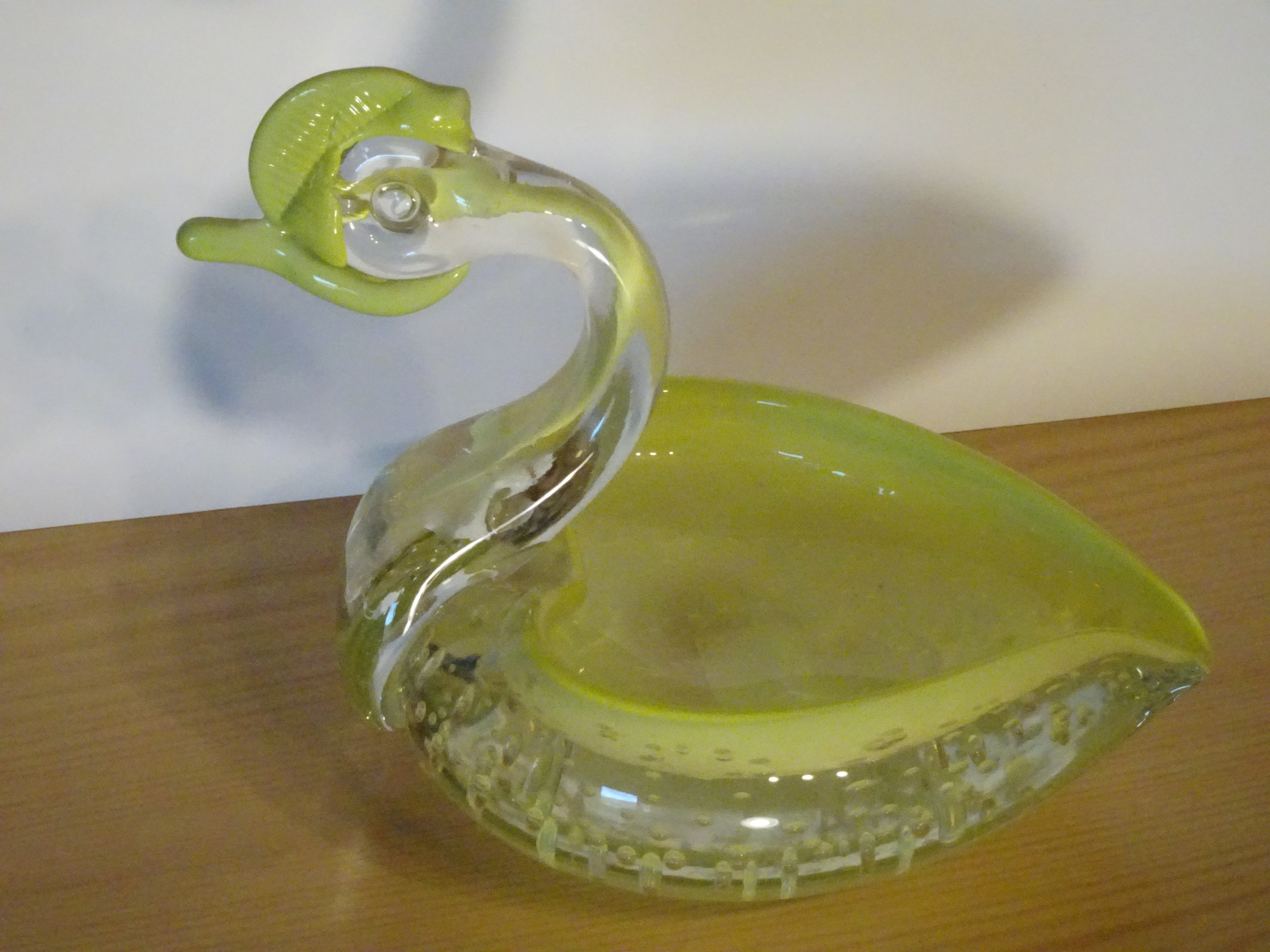 Glasschale in Schwanform